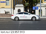 Автомобиль такси "Фаэтон" на Моховой улице (2016 год). Редакционное фото, фотограф lana1501 / Фотобанк Лори