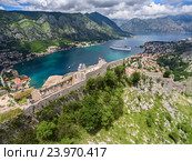 Вид на руины замка Святого Джона (St. John San Giovanni) на фоне Которской бухты. Котор, Черногория (2016 год). Стоковое фото, фотограф Кекяляйнен Андрей / Фотобанк Лори