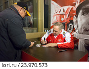 Ветеран ХК "Спартак" Валентин Гуреев на автограф-сессии (2016 год). Редакционное фото, фотограф Сергей Лаврентьев / Фотобанк Лори