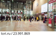 Moscow, Russia - October 26.2016. People inside Leningrad railway station. Редакционное видео, видеограф Володина Ольга / Фотобанк Лори