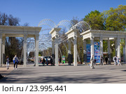 Центральный вход в парк "Сокольники" в Москве (2015 год). Редакционное фото, фотограф Солодовникова Елена / Фотобанк Лори