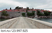 Узкий бетонный путь к отелю и острову Свети Стефан (Sveti Stefan) построенный человеком. Черногория (2016 год). Стоковое видео, видеограф Кекяляйнен Андрей / Фотобанк Лори