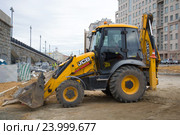 Экскаватор-погрузчик JCB-3CX на реконструкции автомобильной развязки у Большого Каменного моста. Москва, Россия (2016 год). Редакционное фото, фотограф Виктор Карасев / Фотобанк Лори