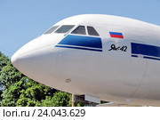 Самолет Як-42 на площади Промышленности. на ВДНХ в Москве (2015 год). Редакционное фото, фотограф stargal / Фотобанк Лори