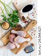 Сырые куриные голени и продукты для острого соуса. Стоковое фото, фотограф Марина Сапрунова / Фотобанк Лори