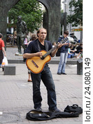 Москва, певец с гитарой на старом Арбате (2007 год). Редакционное фото, фотограф Дмитрий Неумоин / Фотобанк Лори