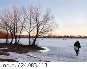Утро на Белом озере. Ранняя весна, март. Рыбак идет по льду. Стоковое фото, фотограф Наталья Николаева / Фотобанк Лори
