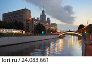 Москва, река Яуза, вид на Тессинский мост и высотку на Котельнической набережной (2016 год). Редакционное фото, фотограф Dmitry29 / Фотобанк Лори