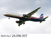 Самолет  Airbus A321 "Е. Вахтангов" (VP-BTL) компании Аэрофлот в пасмурном небе (2016 год). Редакционное фото, фотограф Виктор Карасев / Фотобанк Лори