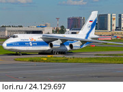 Тяжёлый транспортный самолёт Ан-124-100 "Руслан" авиакомпании "Волга-Днепр" на рулении (2016 год). Редакционное фото, фотограф Александр Тарасенков / Фотобанк Лори