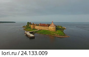 Вид с воздуха на крепость Орешек на острове на реке Неве близ города Шлиссельбург, Ленинградская область, Россия (2016 год). Стоковое видео, видеограф Михаил Коханчиков / Фотобанк Лори