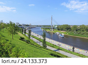 Пешеходный мост Влюбленных и река Тура летним днем. Город Тюмень (2016 год). Стоковое фото, фотограф Григорий Писоцкий / Фотобанк Лори
