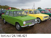 Два советских автомобиля ВАЗ-2101 "Жигули"  на выставке ретротранспорта в Кронштадте дождливым днем (2016 год). Редакционное фото, фотограф Виктор Карасев / Фотобанк Лори