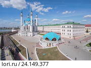 Казанский кремль. Вид на мечеть "Кул-Шариф", здания и постройки на территории кремля и город со смотровой площадки на башне (2016 год). Стоковое фото, фотограф Горшков Игорь / Фотобанк Лори