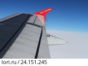 Крыло самолёта Airbus A319 в небе (2016 год). Редакционное фото, фотограф A Челмодеев / Фотобанк Лори