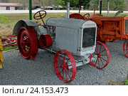 Сельскохозяйственный ретротрактор McCormick 10-20 1935 года (2016 год). Редакционное фото, фотограф Роман Коротков / Фотобанк Лори