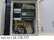 Счетчик электрической энергии Меркурий 231 АТ-01 с ночным показанием киловатт, находящийся в электрощитке (2016 год). Редакционное фото, фотограф Татьяна Синицына / Фотобанк Лори
