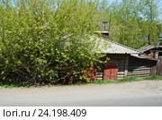 Старый деревянный дом с жалюзи в городе Иркутске (2016 год). Стоковое фото, фотограф Юлия Батурина / Фотобанк Лори