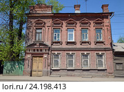 Старый двухэтажный кирпичный дом в центре Иркутска (2016 год). Стоковое фото, фотограф Юлия Батурина / Фотобанк Лори