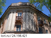 Фасад старого дома с балконами в центре Иркутска. Стоковое фото, фотограф Юлия Батурина / Фотобанк Лори