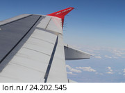 Крыло самолёта Airbus A319 в небе (2016 год). Редакционное фото, фотограф A Челмодеев / Фотобанк Лори