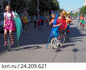 Молодые цирковые артисты на улице (2016 год). Редакционное фото, фотограф Павел Кулинич / Фотобанк Лори