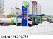 Бензозаправка компании "NESTE". Санкт-Петербург (2016 год). Редакционное фото, фотограф Александр Щепин / Фотобанк Лори