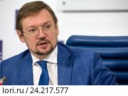 Заместитель министра культуры России Александр Журавский во время пресс-конференции в ТАССе (2016 год). Редакционное фото, фотограф Николай Винокуров / Фотобанк Лори