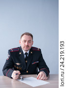 Полицейский пишет рапорт о проделанной работе. Стоковое фото, фотограф Катерина Белякина / Фотобанк Лори