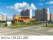Moscow, Russia - July 09.2016. cityscape with Chayhona number 1 - network of Uzbek food restaurants in Mitino. Редакционное фото, фотограф Володина Ольга / Фотобанк Лори