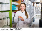 Female technician in chemist shop. Стоковое фото, фотограф Яков Филимонов / Фотобанк Лори