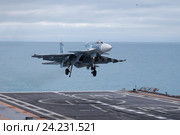 Посадка палубного истребителя Су-33 на аэрофинишеры посадочной палубы тяжёлого авианесущего крейсера "Адмирал флота Советского Союза Кузнецов" (2016 год). Редакционное фото, фотограф Михеев Алексей / Фотобанк Лори