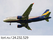 Летящий самолет Airbus A319-112 (VP-BBU) авиакомпании Донавиа крупным планом в облачном небе (2016 год). Редакционное фото, фотограф Виктор Карасев / Фотобанк Лори
