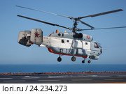 Поисково-спасательный вертолёт Ка-27ПС взлетает с палубы тяжёлого авианесущего крейсера "Адмирал флота Советского Союза Кузнецов" (2016 год). Редакционное фото, фотограф Михеев Алексей / Фотобанк Лори