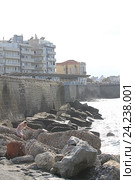 Берег в порту Ираклиона. Остров Крит. Греция (2016 год). Редакционное фото, фотограф Алексей Сварцов / Фотобанк Лори