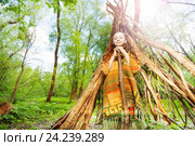 Happy girl playing Red Indian in the forest. Стоковое фото, фотограф Сергей Новиков / Фотобанк Лори