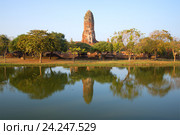 Вид на руины храма Wat Phra Ram в лучах заходящего солнца. Аютхая, Таиланд (2014 год). Стоковое фото, фотограф Виктор Карасев / Фотобанк Лори