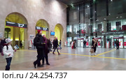 Moscow, Russia - October 26.2016. People inside Leningrad railway station. Редакционное видео, видеограф Володина Ольга / Фотобанк Лори