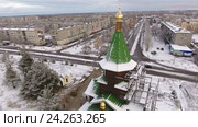 Облет вокруг купола церкви с заснеженной крышей на улице Антикайнена в городе Сегежа, Карелия (2016 год). Стоковое видео, видеограф Кекяляйнен Андрей / Фотобанк Лори