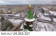 Облет вокруг церкви с зеленой заснеженной крышей на улице Антикайнена в городе Сегежа, Карелия (2016 год). Стоковое видео, видеограф Кекяляйнен Андрей / Фотобанк Лори