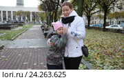 Мама и дочка на прогулке в осеннем городском парке. Стоковое видео, видеограф Кекяляйнен Андрей / Фотобанк Лори