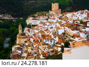 Day view of Alcala del Jucar with castle (2016 год). Стоковое фото, фотограф Яков Филимонов / Фотобанк Лори