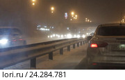 Автомобильный поток зимой в метель, трасса М7 (2016 год). Редакционное видео, видеограф Дмитрий Неумоин / Фотобанк Лори