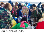Ханты на празднике оленевода. Жеребьевка перед соревнованиями (2012 год). Редакционное фото, фотограф Владимир Мельников / Фотобанк Лори