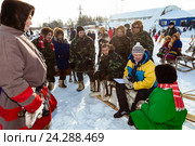Ханты на празднике оленевода. Жеребьевка перед соревнованиями. (2012 год). Редакционное фото, фотограф Владимир Мельников / Фотобанк Лори