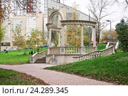 Полуротонда на Яузе в стиле ампир в парковом комплексе (2012 год). Стоковое фото, фотограф Алёшина Оксана / Фотобанк Лори