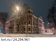 Усадьба И.А. Вахромеева в Ярославле. Зима, после вечернего снегопада (2016 год). Стоковое фото, фотограф Илья Бесхлебный / Фотобанк Лори