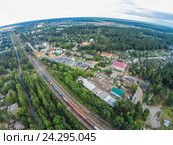 Железная дорога проходит через провинциальный городок (2014 год). Стоковое фото, фотограф Илья Якунин / Фотобанк Лори