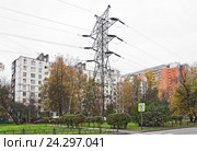 Мачта ЛЭП на улице Молодцова в Северном Медведково (2012 год). Стоковое фото, фотограф Алёшина Оксана / Фотобанк Лори