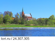 Лютеранская кирха Лазденена 1578 года постройки на берегу реки Шешупе. Краснознаменск, Калининградская область, Россия (2016 год). Стоковое фото, фотограф Михаил Рудницкий / Фотобанк Лори